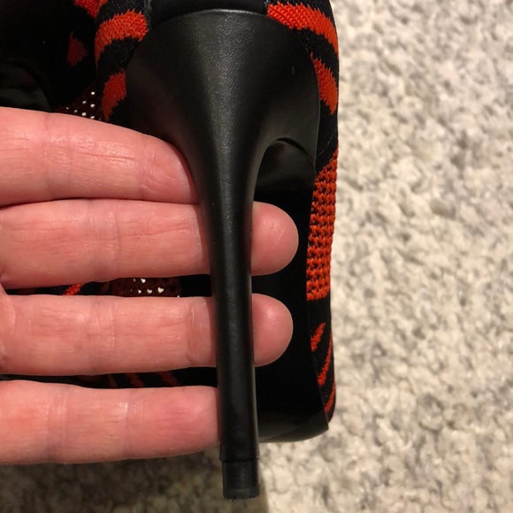 Zara high heels size 6. Black and orange/red. - Picture 3 of 5